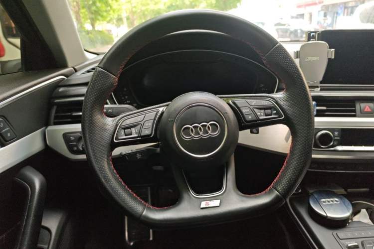 Used Audi A4L 2018 30th Anniversary Edition 40 TFSI Fashion Model Steering Wheel
