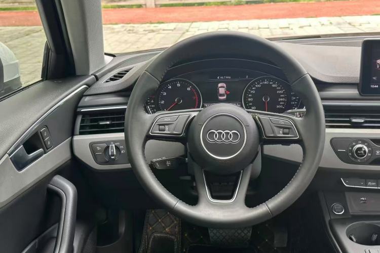 Used Audi A4L 2018 30th Anniversary Edition 40 TFSI Trendy Model Steering Wheel