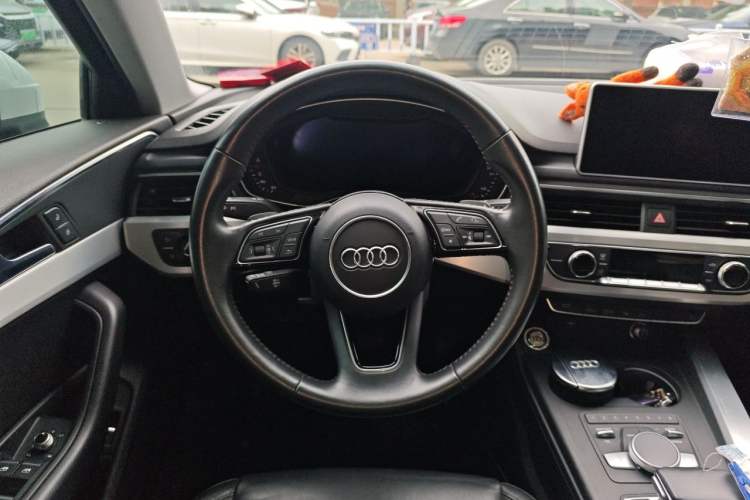 Used Audi A4L 2018 30th Anniversary Edition 40 TFSI Fashion Model Steering Wheel