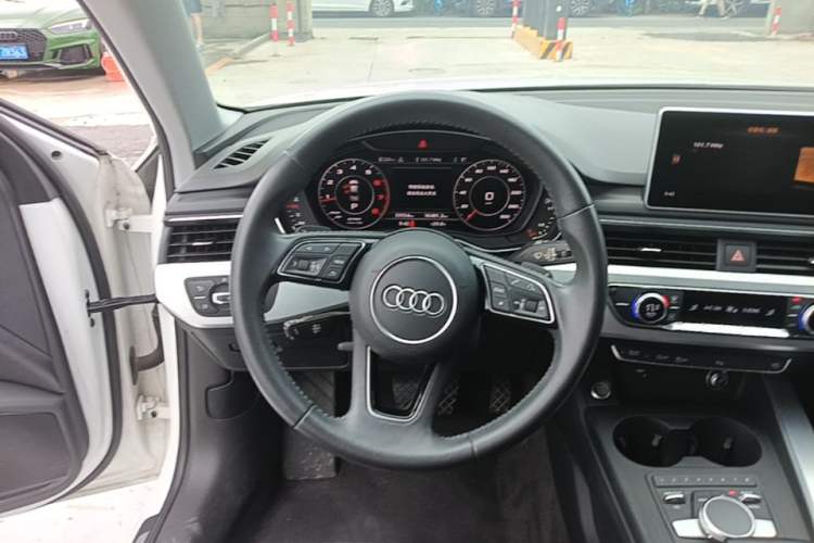 Used Audi A4L 2018 30th Anniversary Edition 40 TFSI Fashion Model Steering Wheel