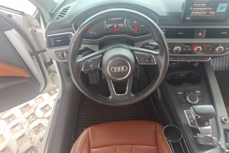 Used Audi A4L 2018 30th Anniversary Edition 40 TFSI Trendy Model Steering Wheel