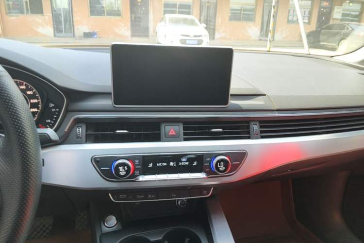 Used Audi A4L 2018 30th Anniversary Edition 40 TFSI Fashion Model Audio And AC Panel