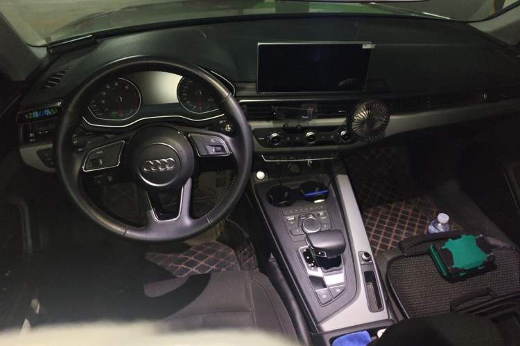 Used Audi A4L 2018 30th Anniversary Edition 40 TFSI Trendy Model Center Console