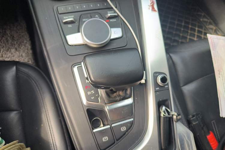 Used Audi A4L 2018 30th Anniversary Edition 40 TFSI Fashion Model Gear Lever