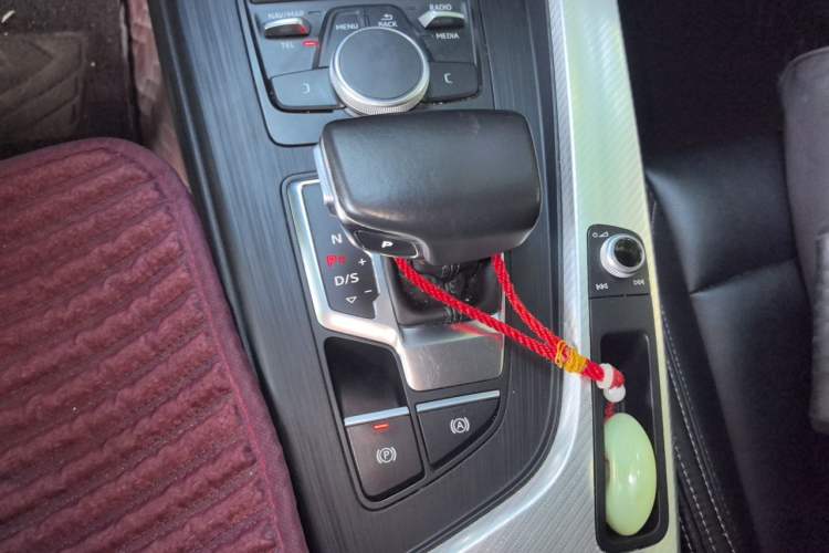 Used Audi A4L 2018 30th Anniversary Edition 40 TFSI Trendy Model Gear Lever