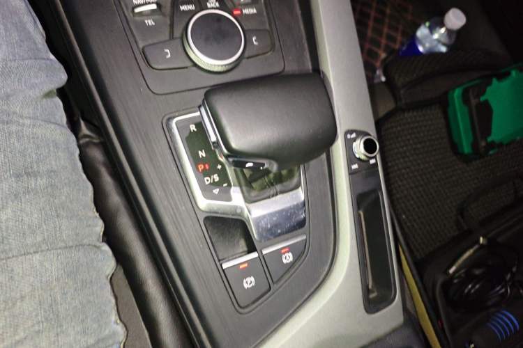 Used Audi A4L 2018 30th Anniversary Edition 40 TFSI Trendy Model Gear Lever