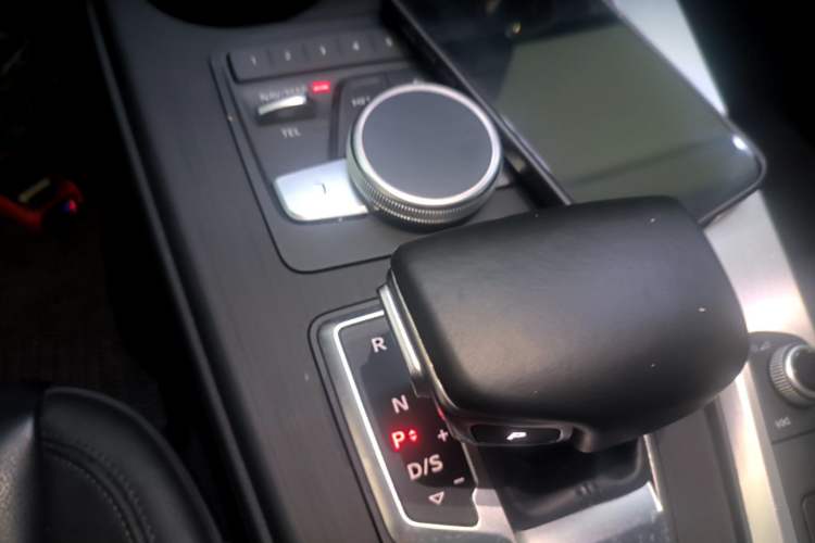 Used Audi A4L 2018 30th Anniversary Edition 40 TFSI Fashion Model Gear Lever