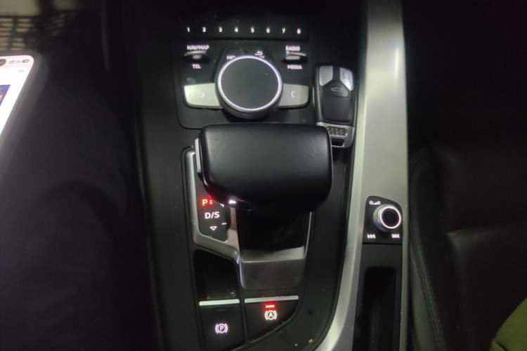 Used Audi A4L 2018 30th Anniversary Edition 40 TFSI Fashion Model Gear Lever