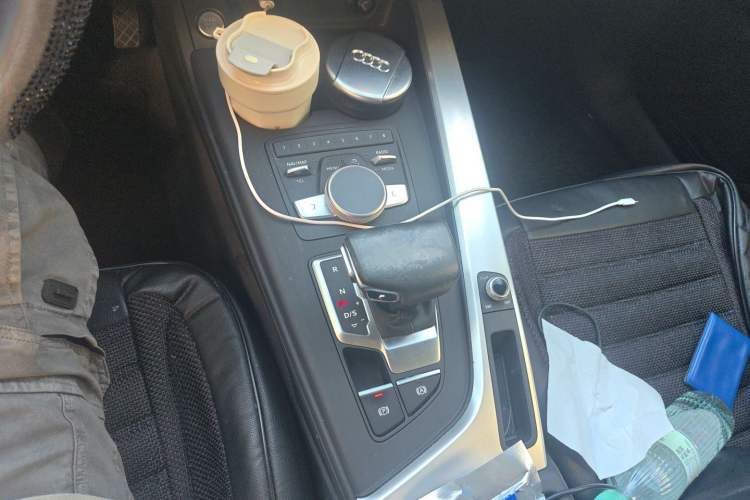 Used Audi A4L 2018 30th Anniversary Edition 40 TFSI Fashion Model Gear Lever