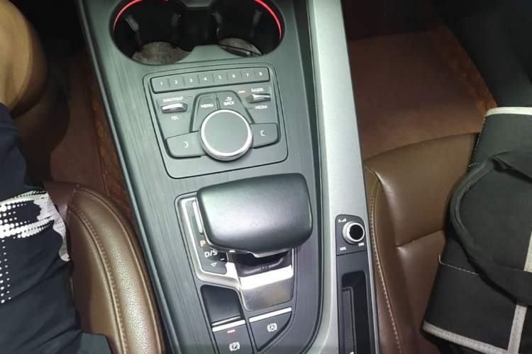 Used Audi A4L 2018 30th Anniversary Edition 40 TFSI Trendy Model Gear Lever