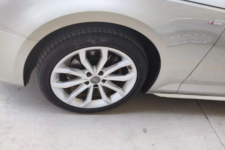 Used Audi A4L 2018 30th Anniversary Edition 40 TFSI Fashion Model Left Front Wheel Hub