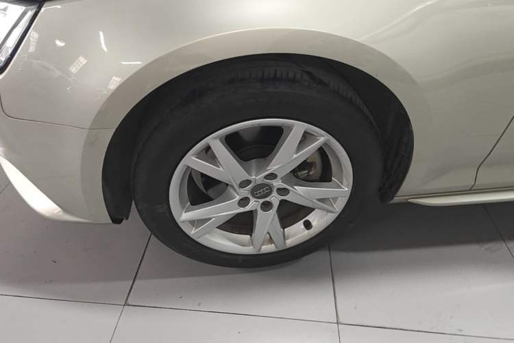 Used Audi A4L 2018 30th Anniversary Edition 40 TFSI Trendy Model Left Front Wheel Hub