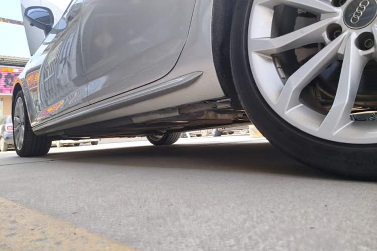 Used Audi A4L 2018 30th Anniversary Edition 40 TFSI Fashion Model Left Side Sill