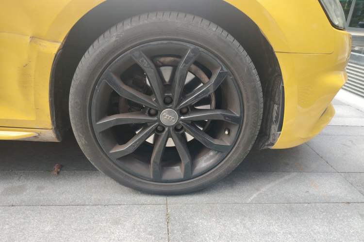 Used Audi A4L 2018 30th Anniversary Edition 40 TFSI Fashion Model Right Front Wheel Hub