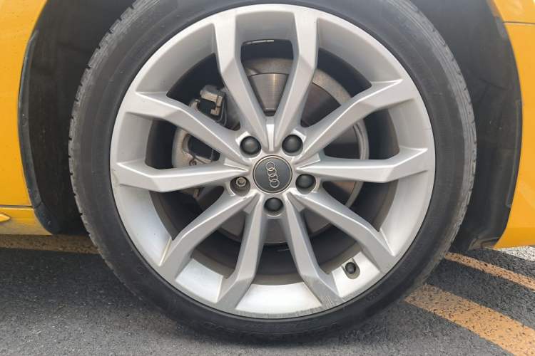 Used Audi A4L 2018 30th Anniversary Edition 40 TFSI Fashion Model Right Front Wheel Hub