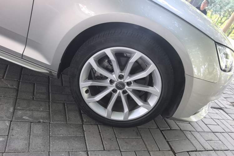 Used Audi A4L 2018 30th Anniversary Edition 40 TFSI Trendy Model Right Front Wheel Hub