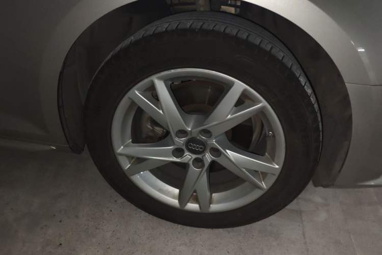 Used Audi A4L 2018 30th Anniversary Edition 40 TFSI Trendy Model Right Front Wheel Hub