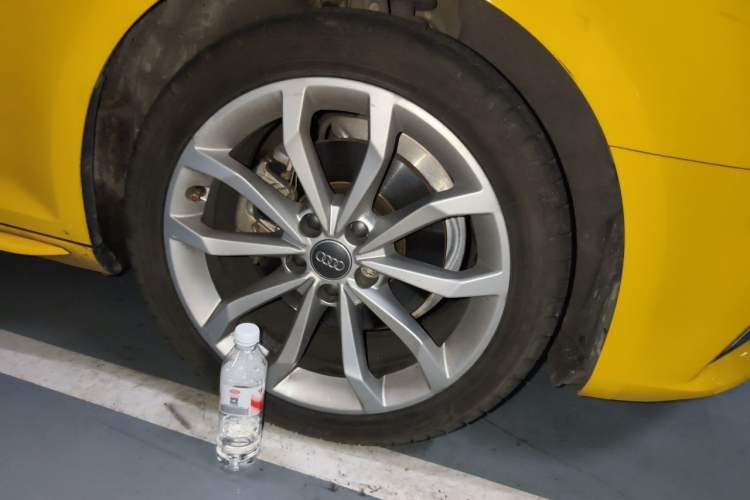 Used Audi A4L 2018 30th Anniversary Edition 40 TFSI Fashion Model Right Front Wheel Hub