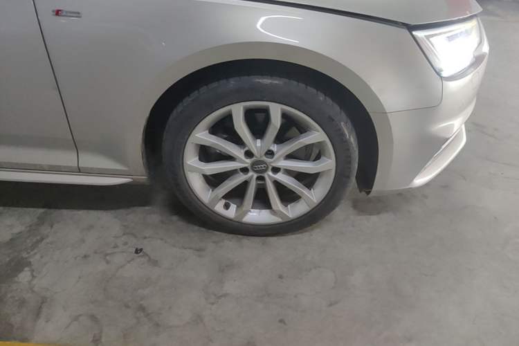 Used Audi A4L 2018 30th Anniversary Edition 40 TFSI Fashion Model Right Front Wheel Hub