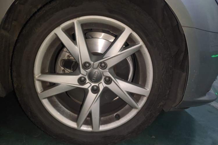 Used Audi A4L 2018 30th Anniversary Edition 40 TFSI Trendy Model Right Front Wheel Hub