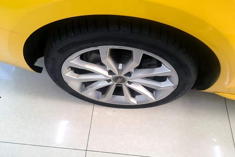 Used Audi A4L 2018 30th Anniversary Edition 40 TFSI Fashion Model Right Rear Wheel Hub