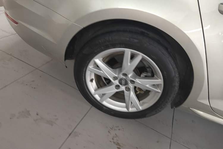 Used Audi A4L 2018 30th Anniversary Edition 40 TFSI Trendy Model Right Rear Wheel Hub