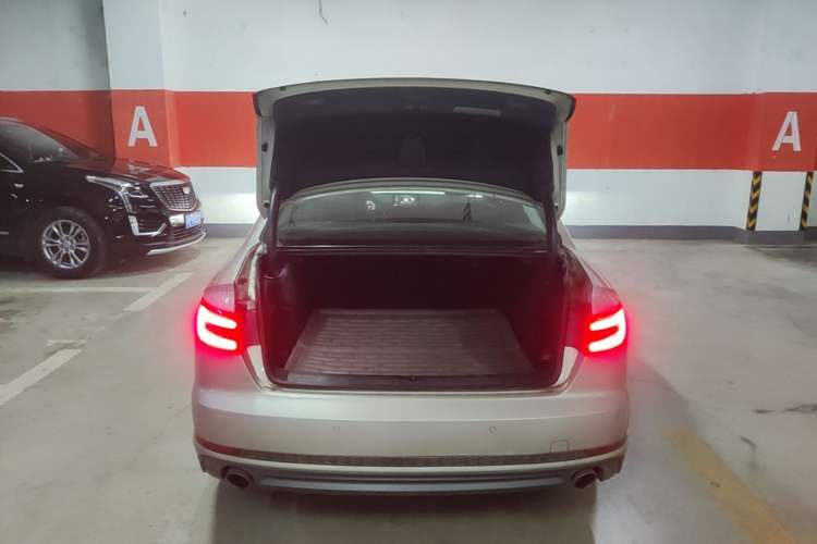 Used Audi A4L 2018 30th Anniversary Edition 40 TFSI Fashion Model Trunk