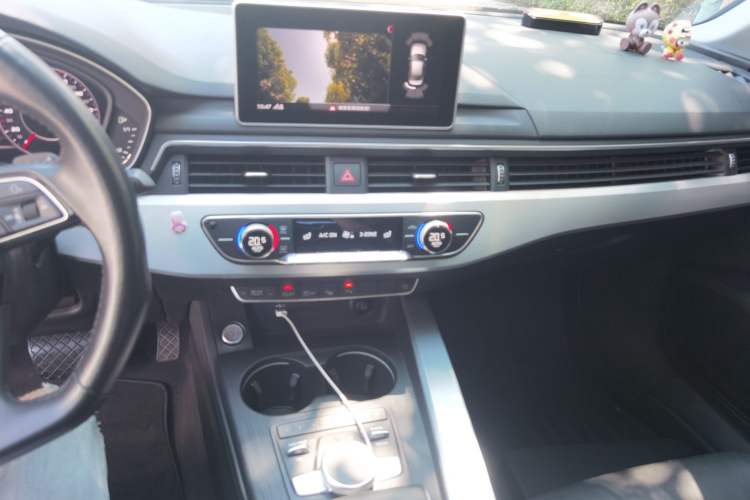 Used Audi A4L 2019 40 TFSI Fashion Edition China VI Emission Standard Audio And AC Panel