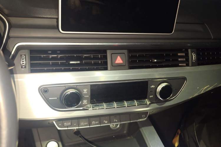 Used Audi A4L 2019 40 TFSI Fashion Edition China VI Emission Standard Audio And AC Panel