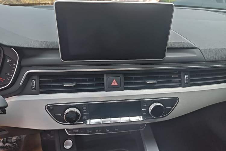 Used Audi A4L 2019 40 TFSI Fashion Edition China VI Emission Standard Audio And AC Panel
