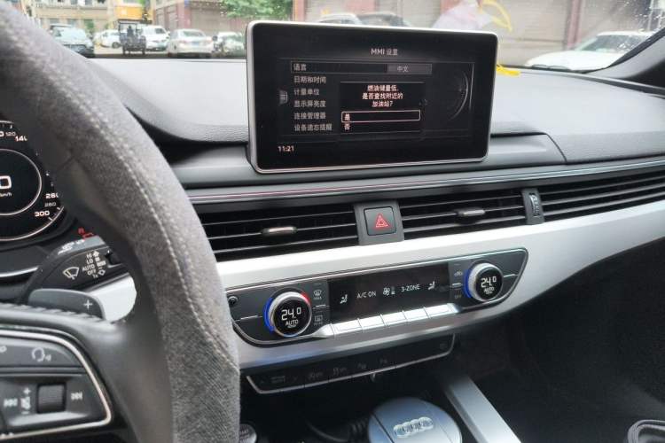 Used Audi A4L 2019 40 TFSI Fashion Edition China VI Emission Standard Audio And AC Panel