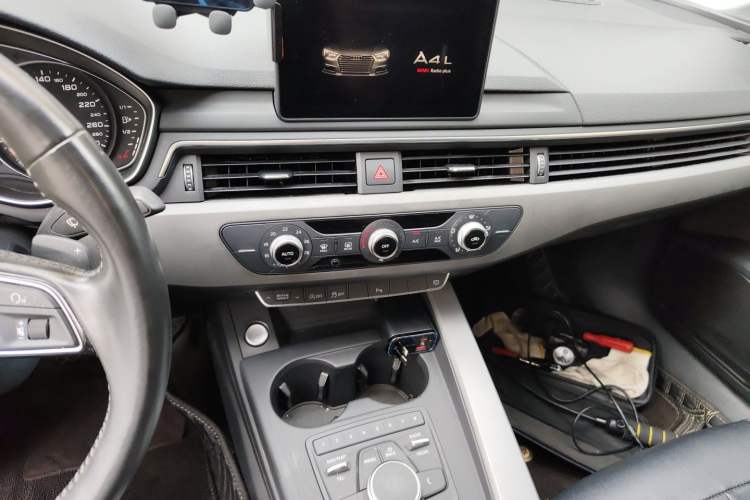 Used Audi A4L 2019 40 TFSI Ambition China VI Audio And AC Panel