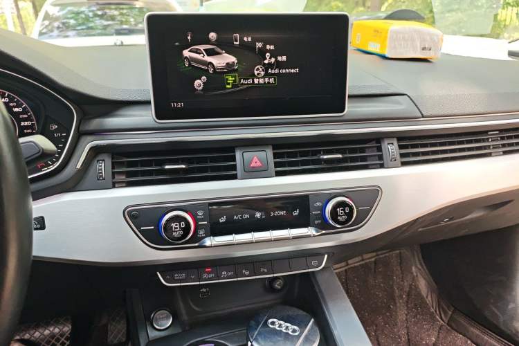 Used Audi A4L 2019 40 TFSI Fashion Edition China VI Emission Standard Audio And AC Panel