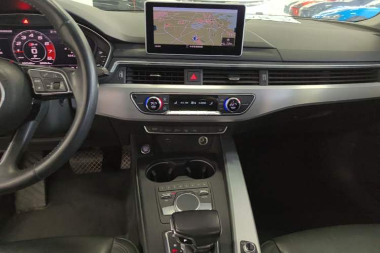 Used Audi A4L 2019 40 TFSI Fashion Edition China VI Emission Standard Audio And AC Panel