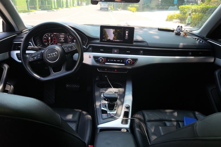Used Audi A4L 2019 40 TFSI Fashion Edition China VI Emission Standard Center Console