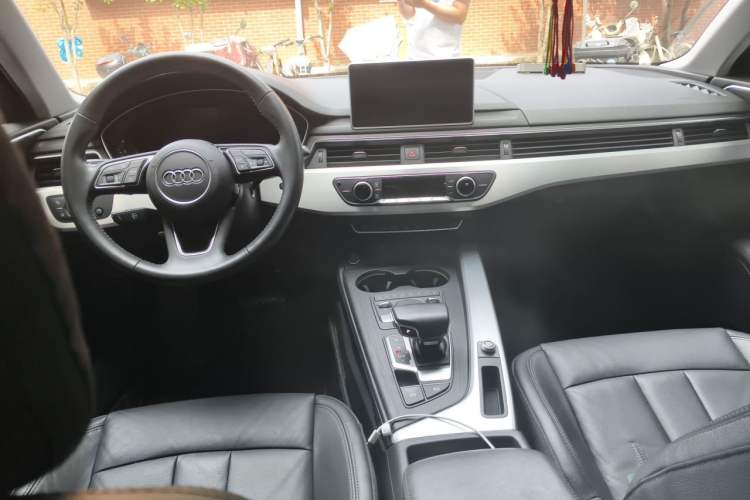 Used Audi A4L 2019 40 TFSI Fashion Edition China VI Emission Standard Center Console
