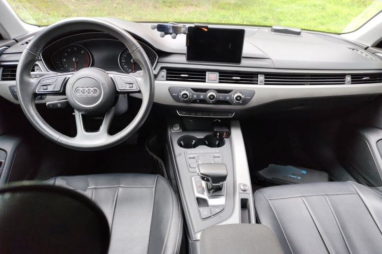 Used Audi A4L 2019 40 TFSI Ambition China VI Center Console
