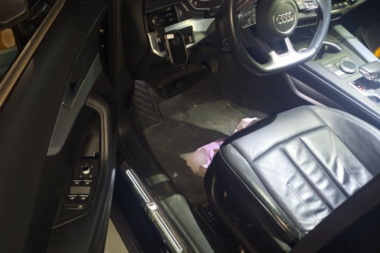 Used Audi A4L 2019 40 TFSI Fashion Edition China VI Emission Standard Driver Seat