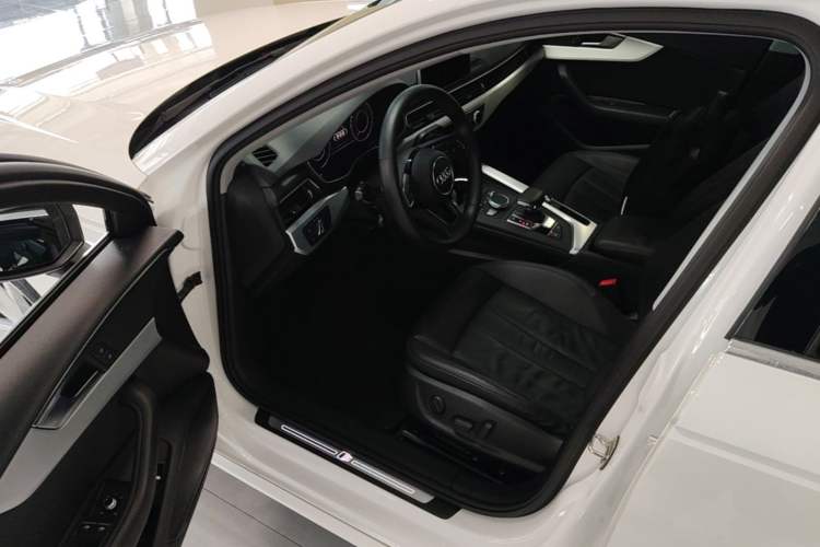Used Audi A4L 2019 40 TFSI Fashion Edition China VI Emission Standard Driver Seat