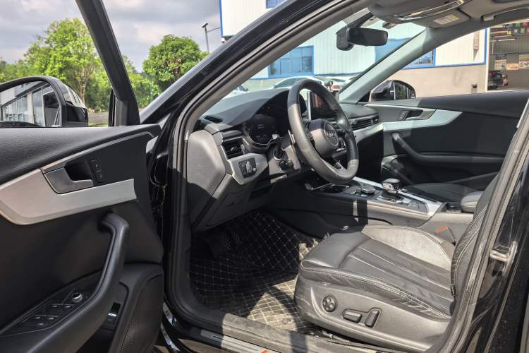 Used Audi A4L 2019 40 TFSI Fashion Edition China VI Emission Standard Driver Seat