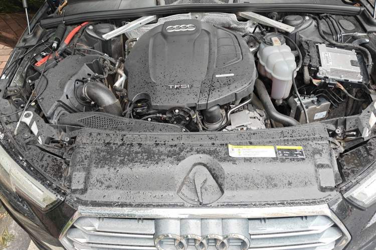 Used Audi A4L 2019 40 TFSI Fashion Edition China VI Emission Standard Engine Bay