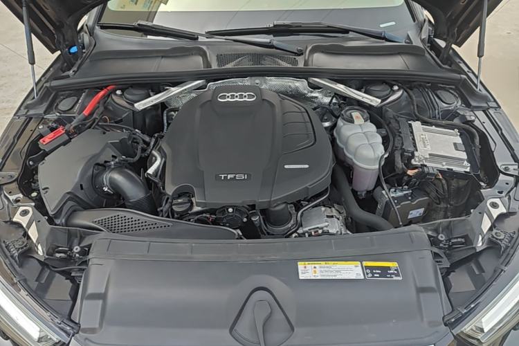 Used Audi A4L 2019 40 TFSI Fashion Edition China VI Emission Standard Engine Bay