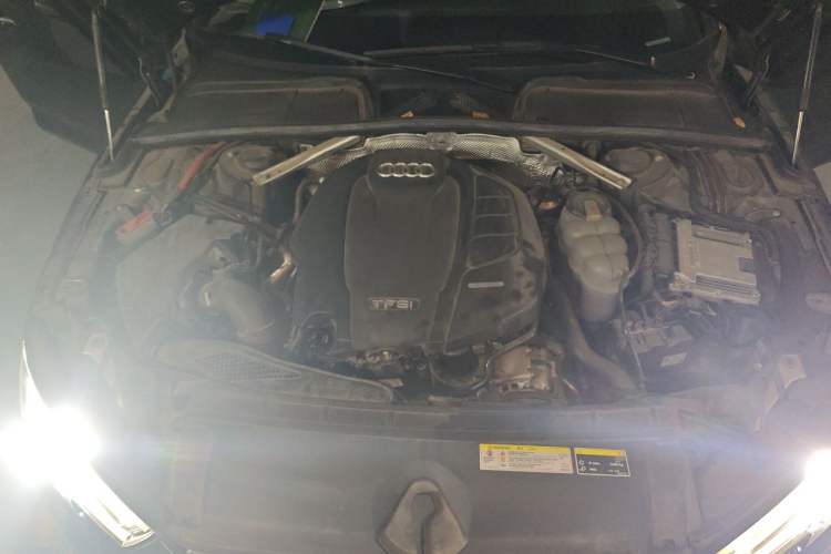 Used Audi A4L 2019 40 TFSI Fashion Edition China VI Emission Standard Engine Bay