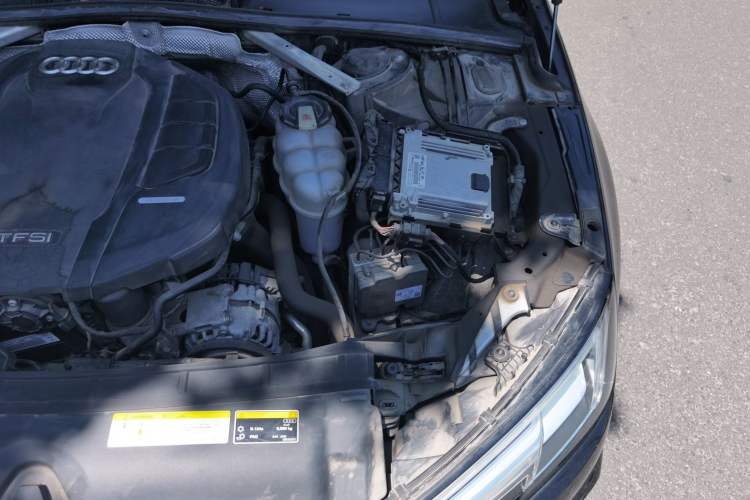 Used Audi A4L 2019 40 TFSI Fashion Edition China VI Emission Standard Engine Bay Left