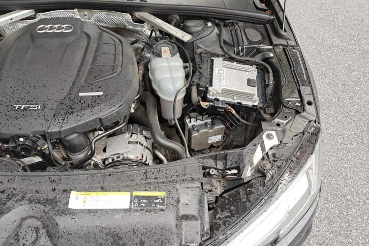 Used Audi A4L 2019 40 TFSI Fashion Edition China VI Emission Standard Engine Bay Left