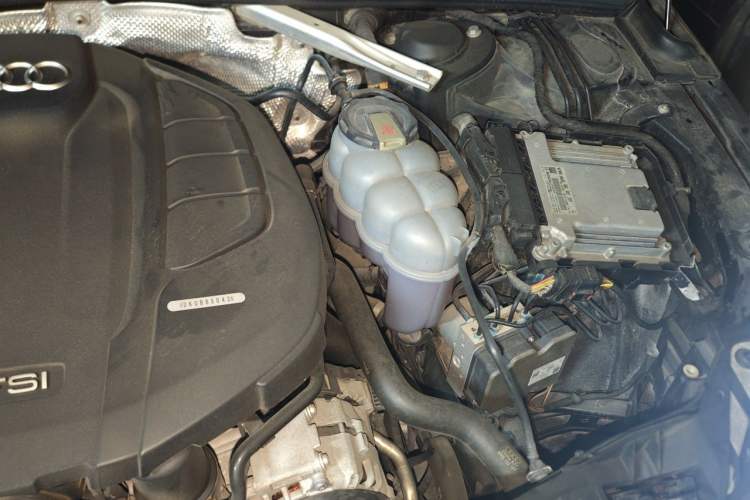 Used Audi A4L 2019 40 TFSI Fashion Edition China VI Emission Standard Engine Bay Left