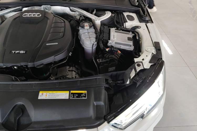 Used Audi A4L 2019 40 TFSI Fashion Edition China VI Emission Standard Engine Bay Left
