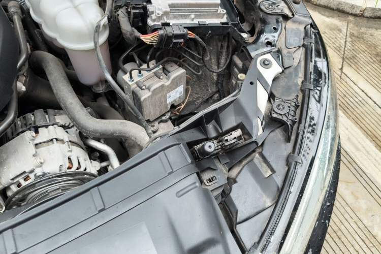 Used Audi A4L 2019 40 TFSI Fashion Edition China VI Emission Standard Engine Bay Left