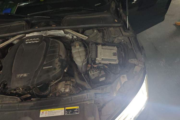 Used Audi A4L 2019 40 TFSI Fashion Edition China VI Emission Standard Engine Bay Left