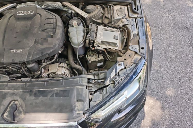 Used Audi A4L 2019 40 TFSI Fashion Edition China VI Emission Standard Engine Bay Left